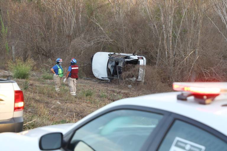 Vuelca dueño de Azteca Lighting en la Autopista Mazatlán-Culiacán; sale por su propio pie de su camioneta