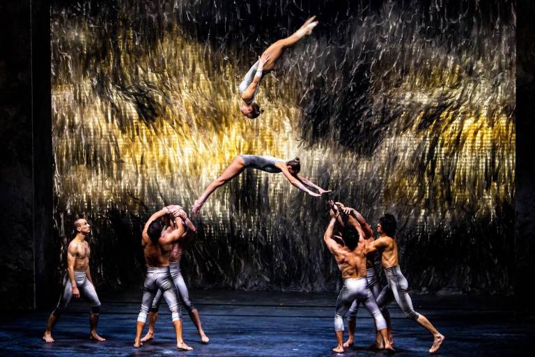 Cautivan al público con circo y danza en el espectáculo ‘Solus Amor‘