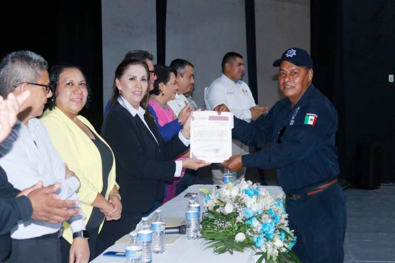 Condecoran y entregan estímulos económicos a policías de Escuinapa