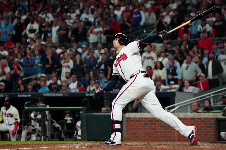 Bravos remontan con jonrón para vencer a Filis y empatan su Serie Divisional de la Nacional