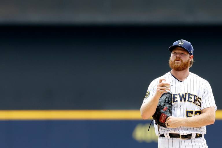 Brandon Woodruff no lanzará en la Serie de WC; resto de octubre en veremos