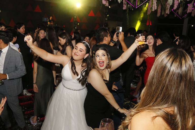 Julia Gil Leyva Sánchez celebra rodeada de seres queridos sus 15 años