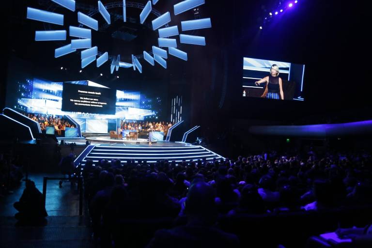 Jóvenes son quienes hacen más para terminar con conductas abusivas, señala Amy Cuddy