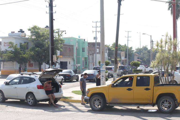 Familiares de pacientes con Covid-19 hacen hasta lo imposible por una ‘bocanada’ de oxígeno