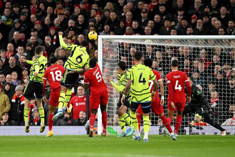 Arsenal mantiene la cima en Navidad tras entretenido empate en Liverpool