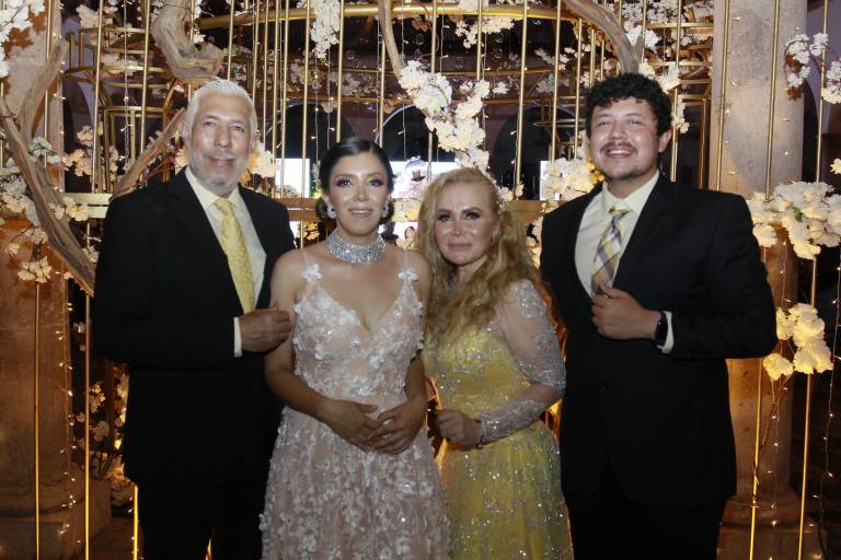 Celebra Yumira que ya es licenciada en Diseño Gráfico y Animación