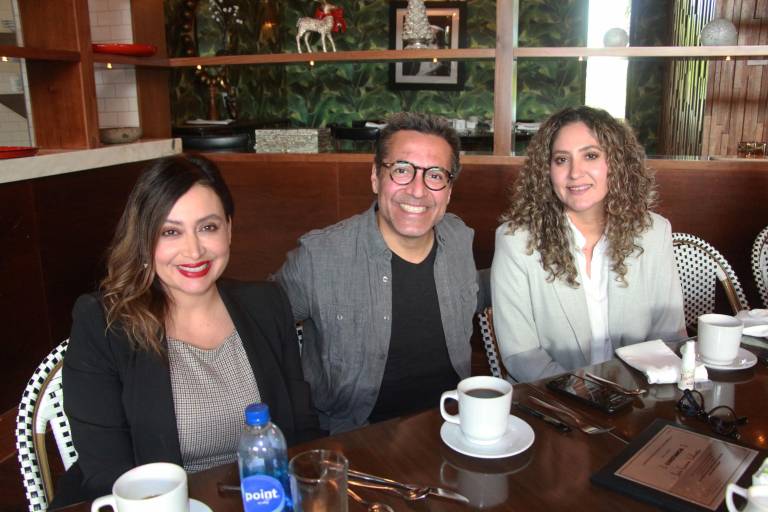 Con visión empresarial, comparte su experiencia