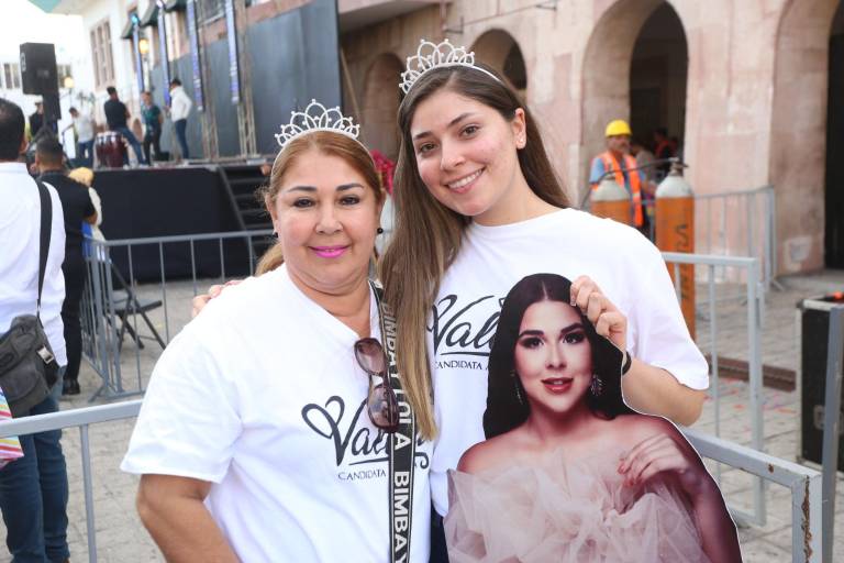 Disfrutan mazatlecos de la elección de Víctor Quiroz y Melanie Alarcón