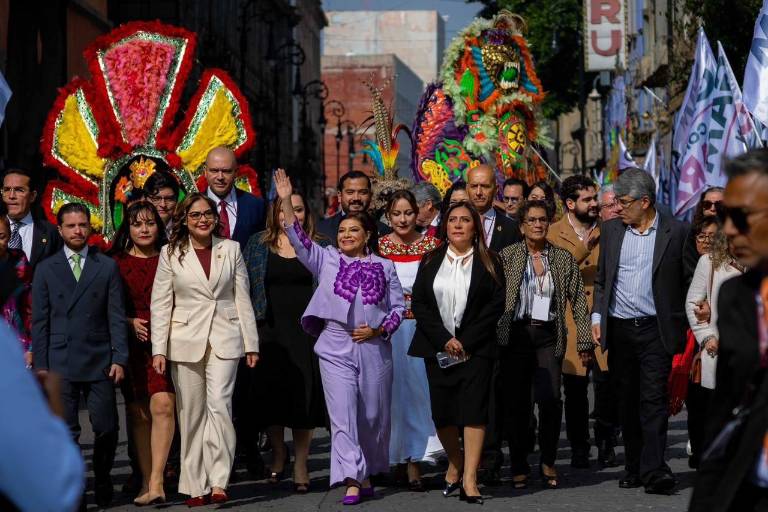 Ciudadanos y organizaciones se congregan en el Congreso de la CDMX para el Primer Informe de Clara Brugada