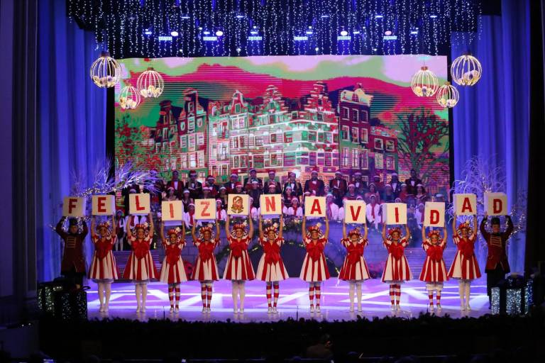Disfrutan mazatlecos la Gala Navideña