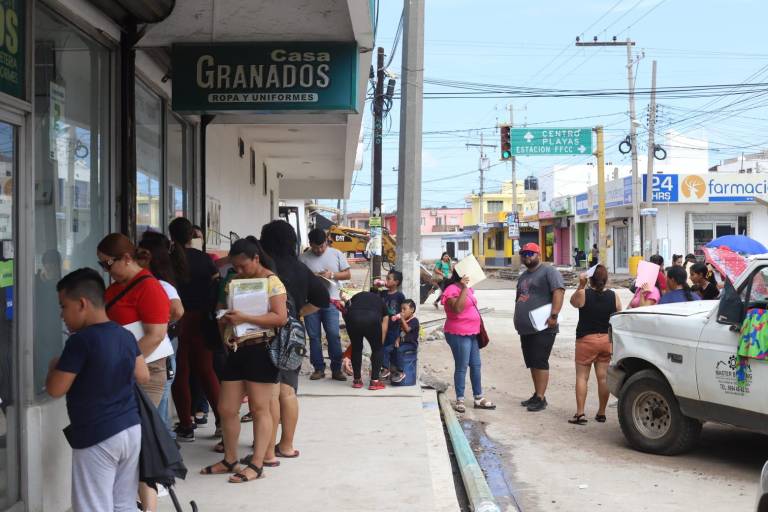 Inicia con afluencia moderada el canje de uniformes y útiles escolares gratuitos en la colonia Juárez, en Mazatlán