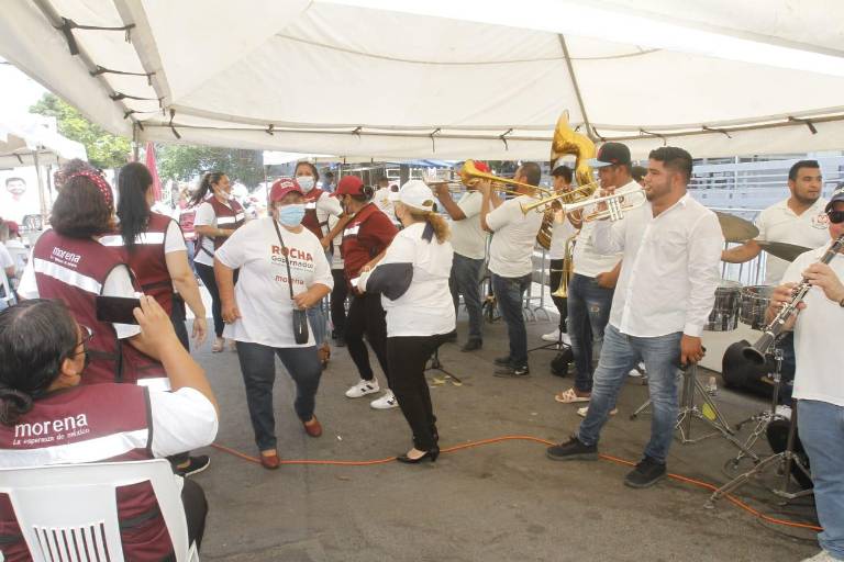 En Mazatlán, Juan Carlos Patrón ‘adelanta’ festejo ante su posible triunfo en el Distrito 23