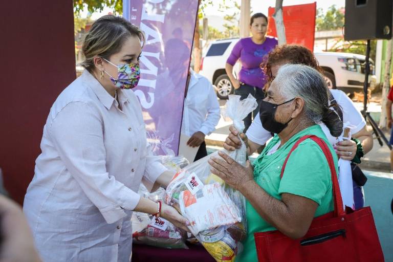 Adultos mayores reciben apoyo