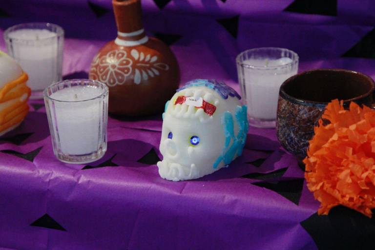 Celebran la muerte con altares, comida, música, danza y arte