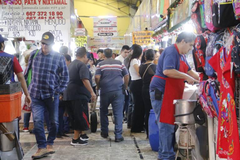Atiborran clientes el Mercado Garmendia en Culiacán; realizan compras para la cena de fin de año