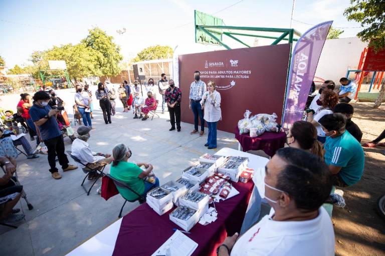 Adultos mayores reciben apoyo