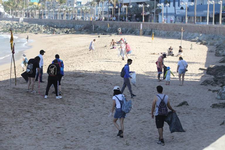 Se reúnen decenas a limpiar playa Olas Altas en Mazatlán por el Día de la Tierra