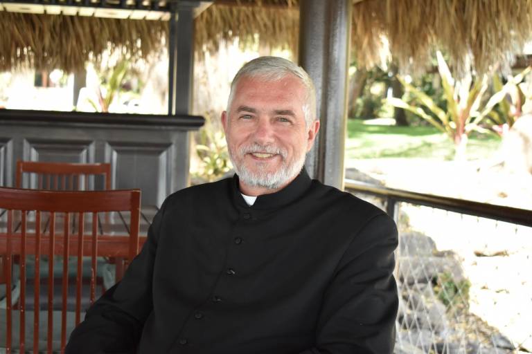 Exhorta Monseñor Jaroslaw Szymon a fortalecer la vida en pareja