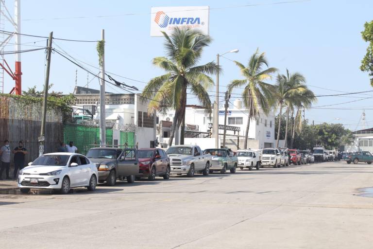 Familiares de pacientes con Covid-19 hacen hasta lo imposible por una ‘bocanada’ de oxígeno