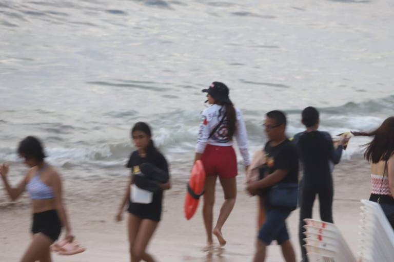 En un esfuerzo coordinado, salvavidas marcan la hora para salir del agua del mar en Mazatlán