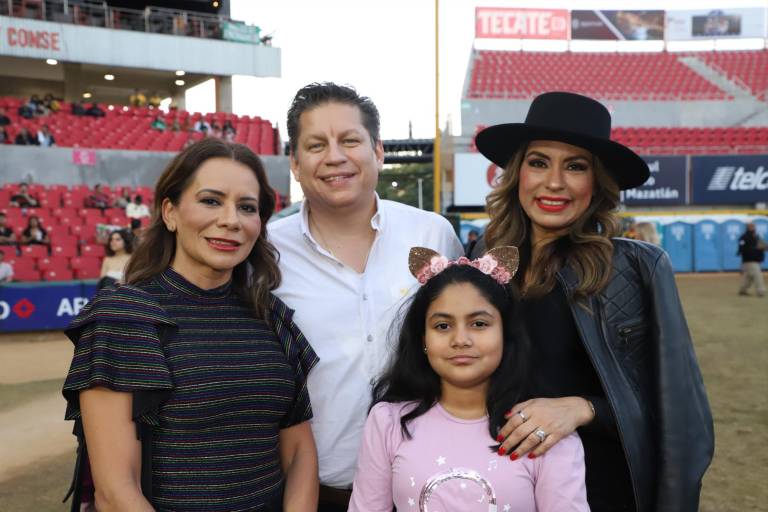 Alejandra I recibe sus atributos reales como Reina del Carnaval de Mazatlán 2023