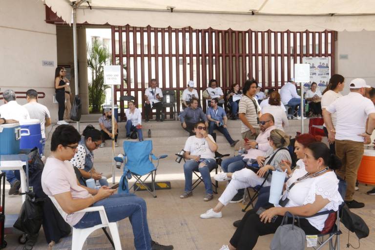 Mantienen trabajadores plantón en instalaciones del Poder Judicial de la Federación en Culiacán