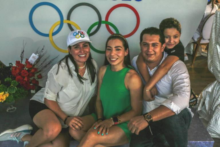 Reciben con aplausos a la ciclista sinaloense, Daniela Gaxiola