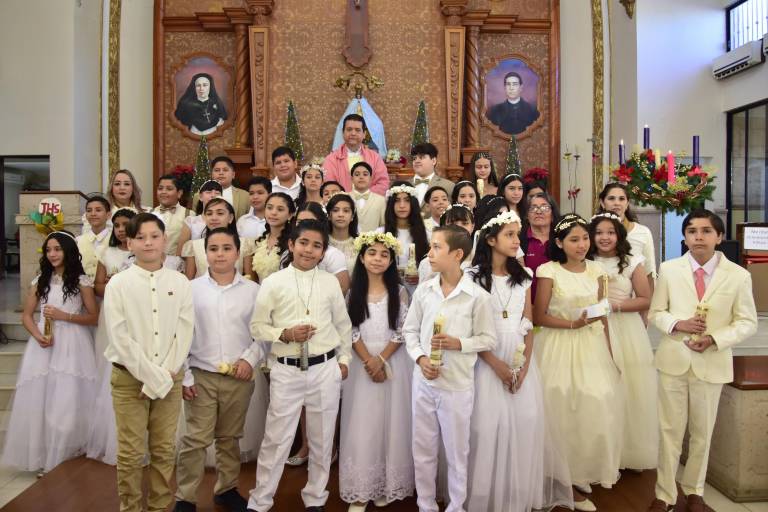 Recibe su Primera Comunión Santiago Medina Mendoza