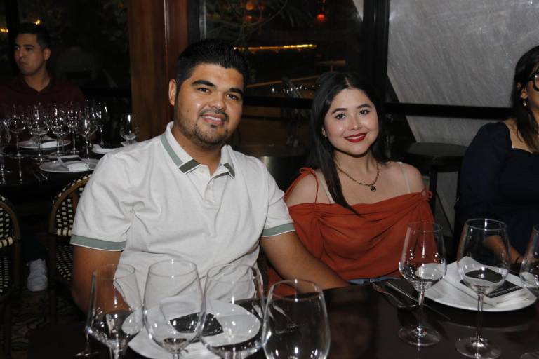 Degustan de una deliciosa cena maridaje en Cayenna