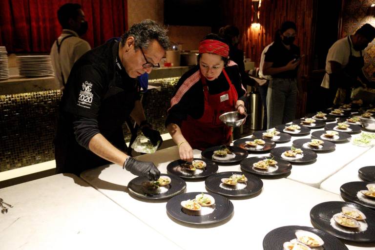 Degustan de una deliciosa cena maridaje en Cayenna