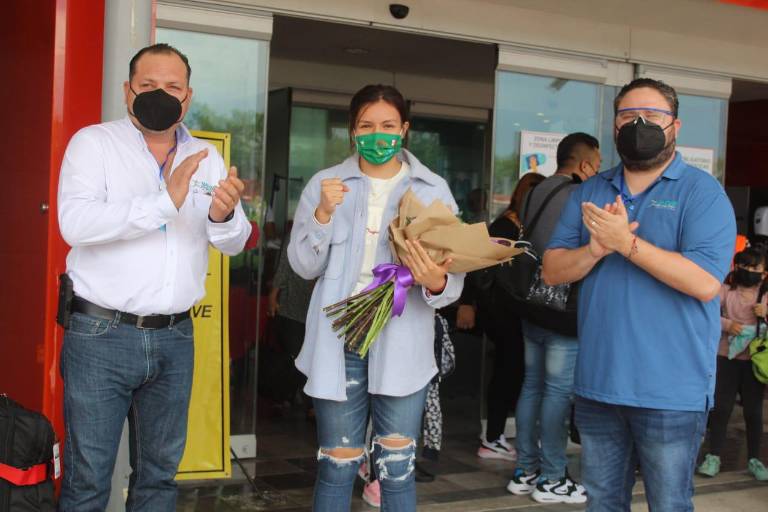 Boxeadora Tamara Cruz es recibida en Mazatlán al ritmo de banda tras competir en Tokio 2020