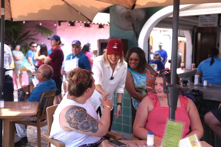 Alcaldesa Estrella Palacios da la bienvenida a los cruceristas