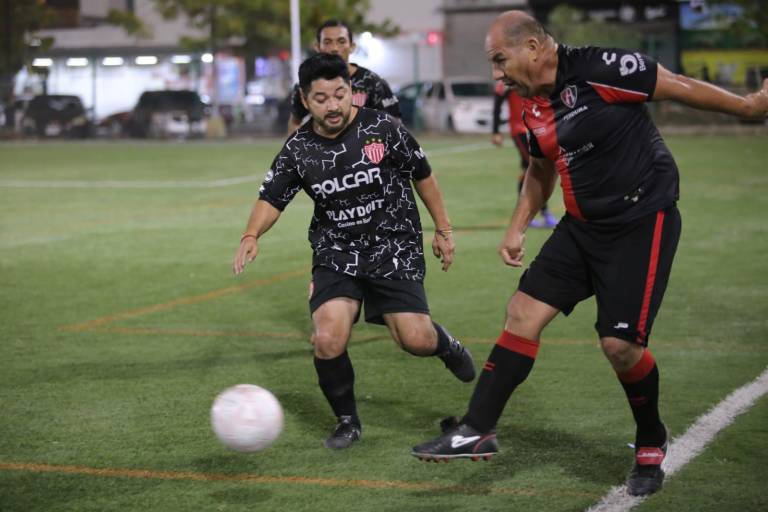 Taller Pacheco domina a Carpintería Robles en Liga Máster de Mazatlán