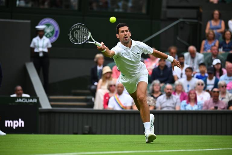 Novak Djokovic acelera en Wimbledon y avanza a la siguiente ronda