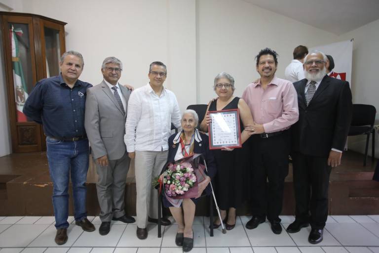 Recibe Cristina Rosano González la Constancia de Perseverancia por 60 años de servicio altruista