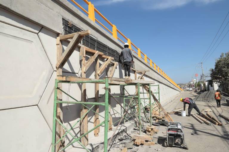 Inician reparación de concreto desprendido del puente del Libramiento Colosio