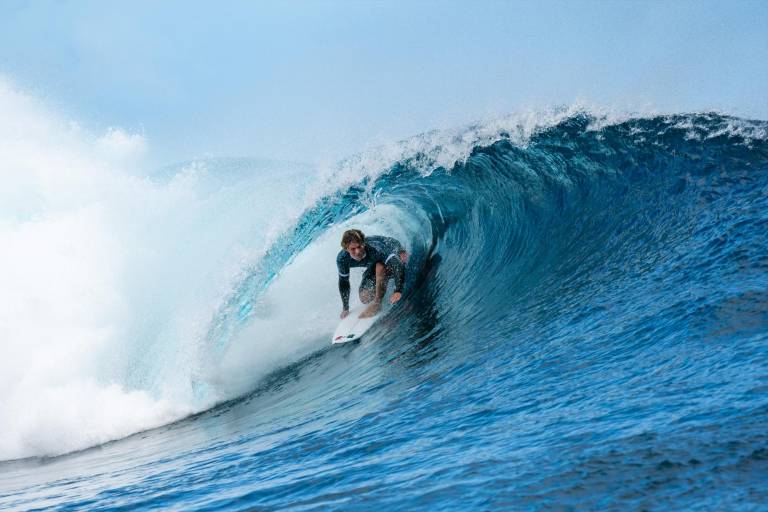 Alan Cleland clasifica a la segunda ronda como el segundo de su grupo, en el surf de París 2024