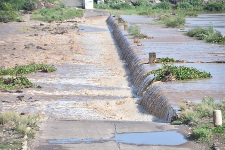 Se desborda presa derivadora en Culiacán tras fuertes lluvias de madrugada