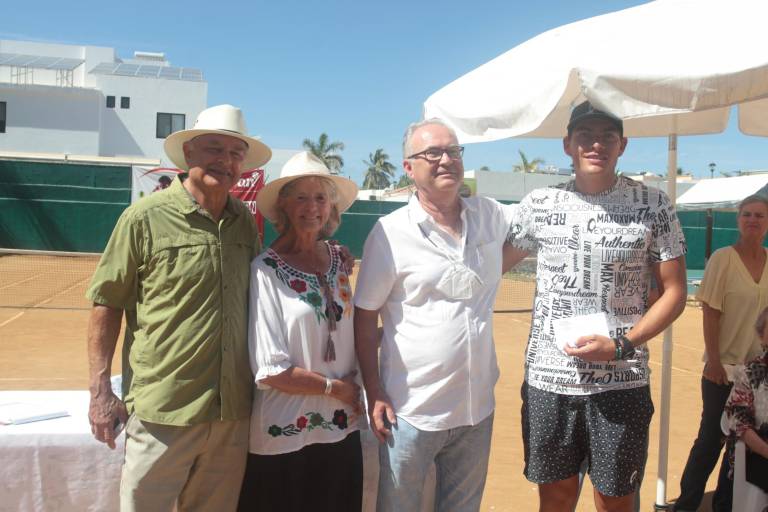 Reciben sus trofeos los campeones del Torneo de Tenis Nancy Grimes