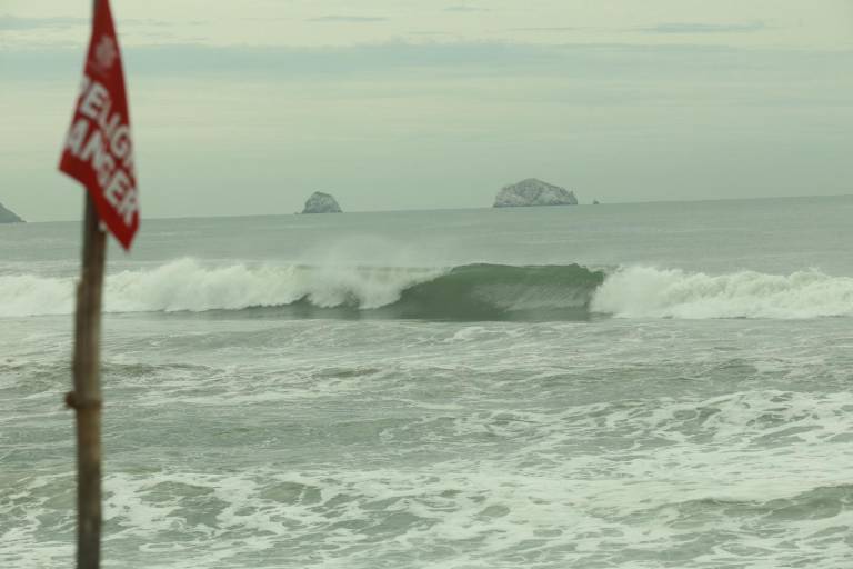 Permanece restricción en zonas de playa de Mazatlán por fuerte oleaje