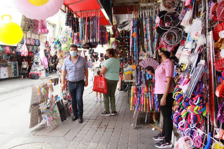 En Culiacán, cientos de comercios ambulantes y establecidos invaden las banquetas del Centro