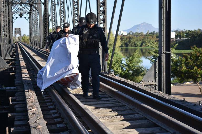 Policías señalados en mantas en Culiacán son familiares de personas que siguen desaparecidas