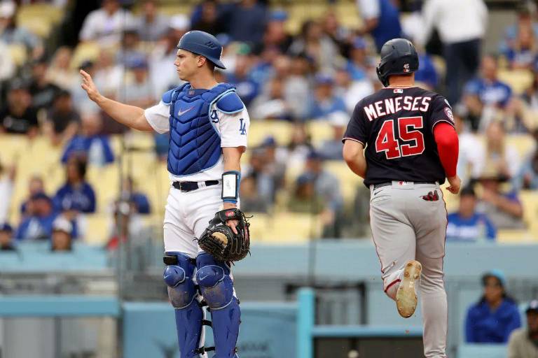 Joey Meneses con tercia de hits ante los Dodgers