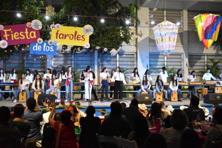 Participan familias de la Escuela Activa Integral la Fiesta de los Faroles