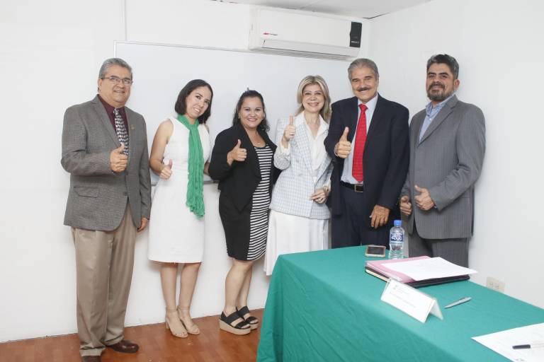 Obtienen grado de Maestros