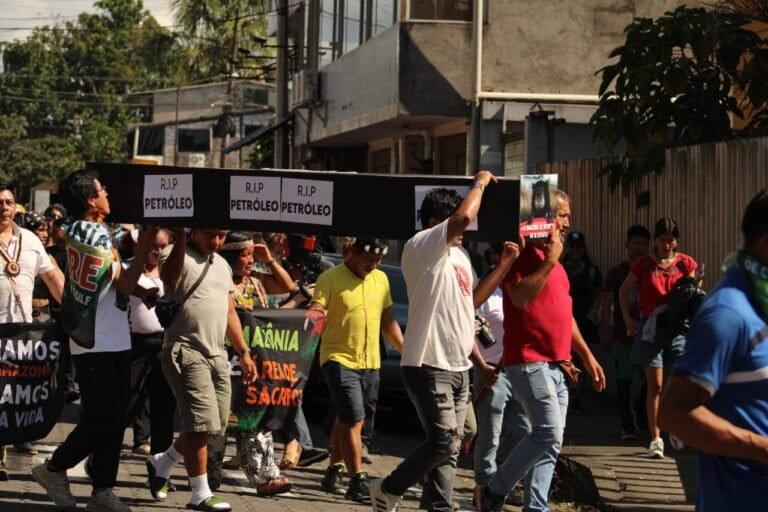 $!La flotilla indígena Yaku Mama realizó un funeral simbólico de los combustibles fósiles en la ciudad del Coca, Ecuador, cuyas poblaciones han sido impactadas por esta industria.