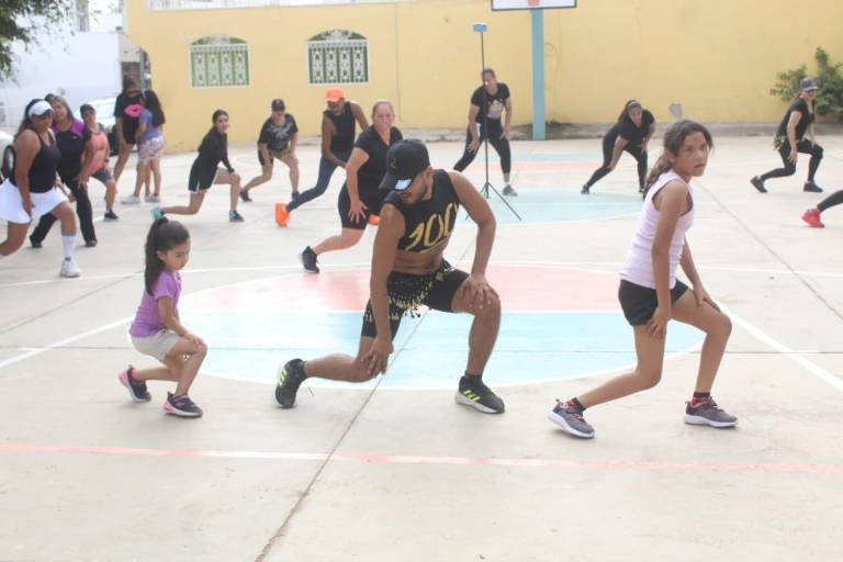 Ponen a bailar a Villa Satélite con la Maxi Clase de Bellifitness