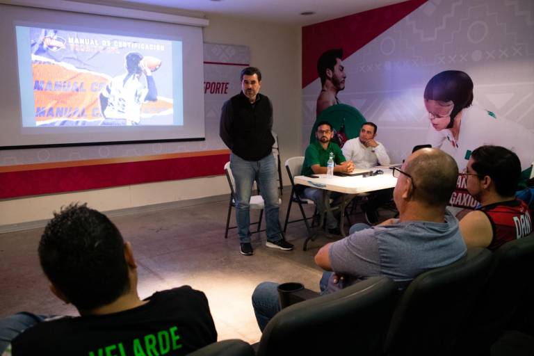 Capacitan a entrenadores de tochito en Culiacán
