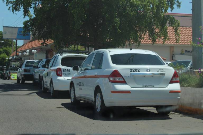 Taxistas de Guasave sobreviven a pandemia, plataformas digitales y alza de costos
