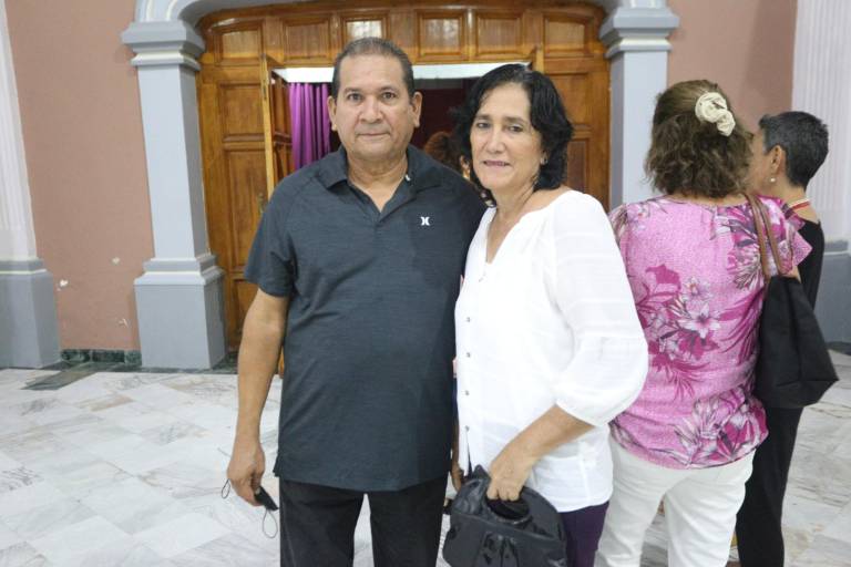 Disfrutan mazatlecos la ‘Ópera Tosca’, con la soprano María Katzarava